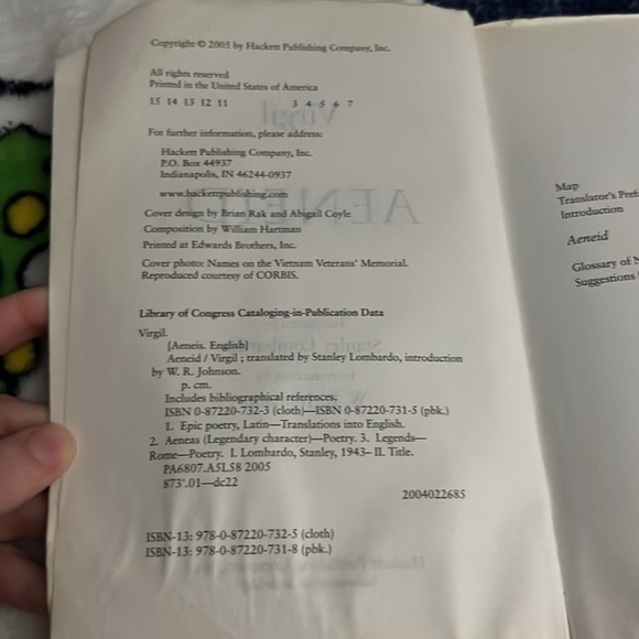 Virgils Aeneid Paperback Book. English Translation. ISBN 978-0-87220-731-8. - Picture 5 of 5